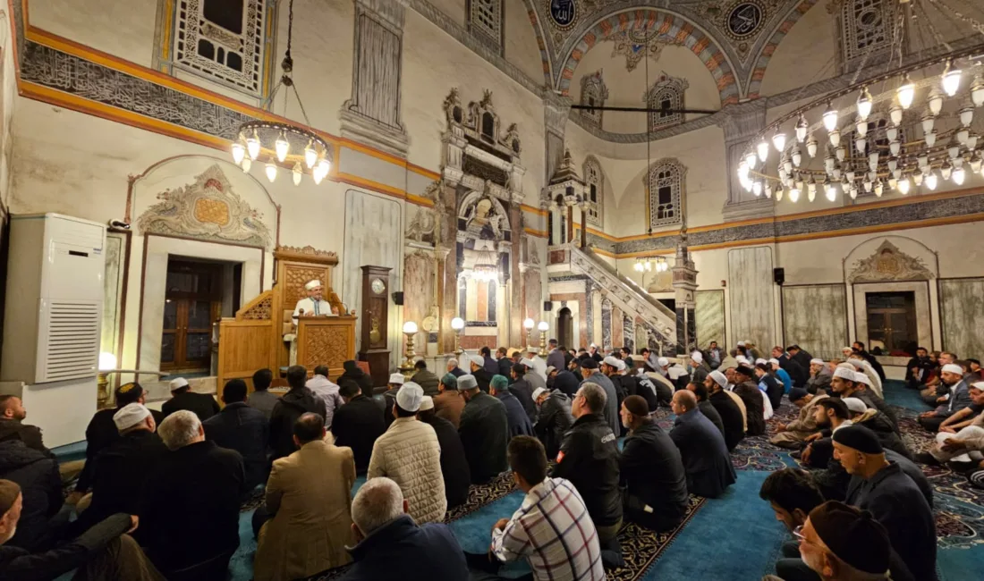 25 Temmuz 2025 Cuma günü Yozgat’ta camilere gitmeye hazırlanan vatandaşlar,