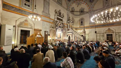 25 Temmuz 2025 Cuma günü Yozgat’ta camilere gitmeye hazırlanan vatandaşlar,