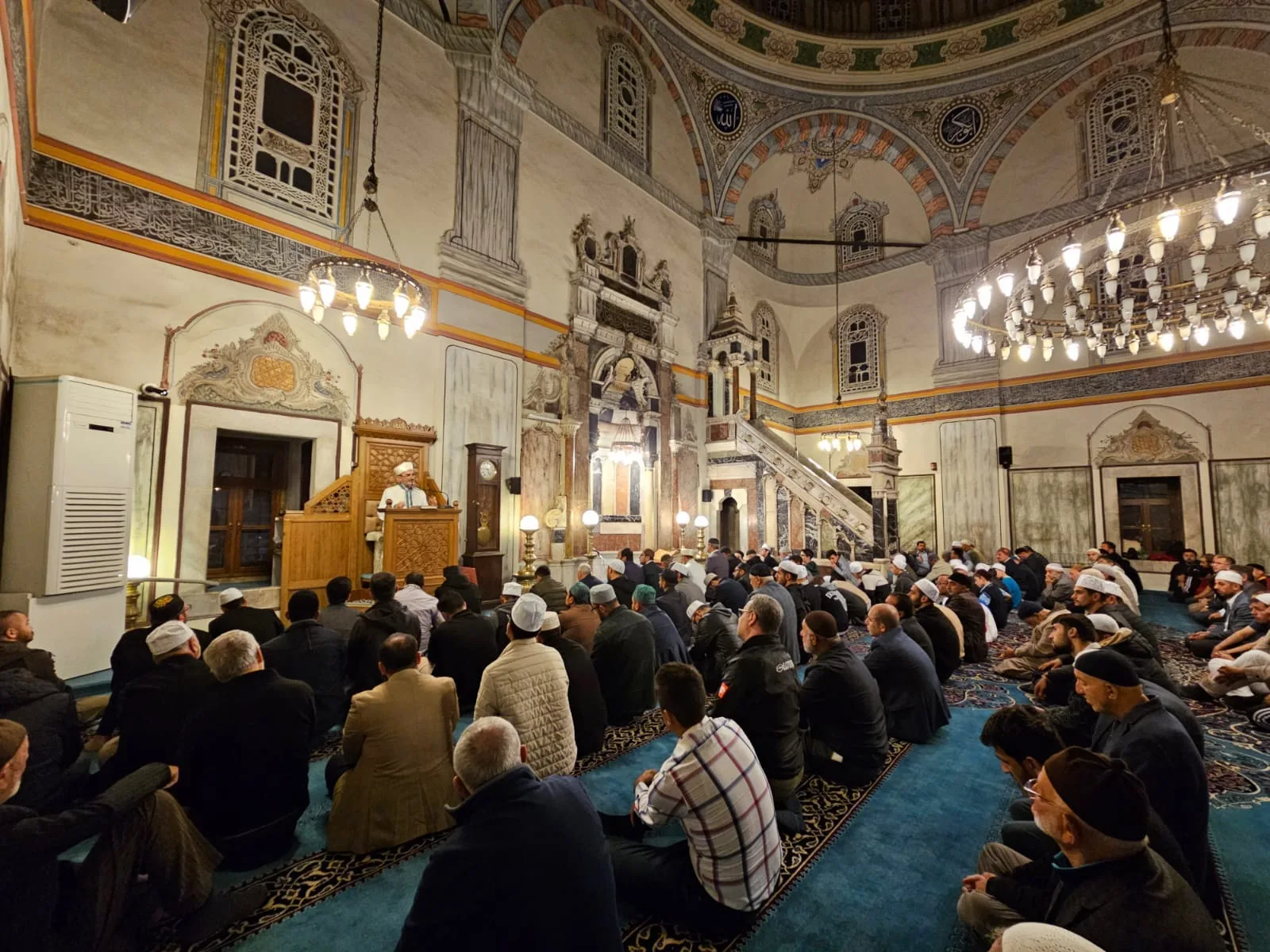 25 Temmuz 2025 Cuma günü Yozgat’ta camilere gitmeye hazırlanan vatandaşlar,