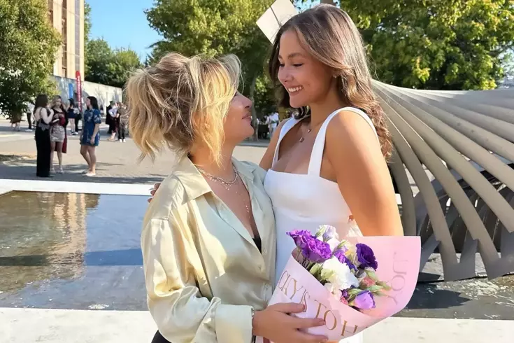 Ünlü şarkıcı Pınar Aylin, kızı Maya Tokatlıoğlu'nun üniversite mezuniyetini duygusal