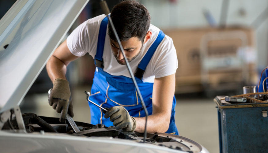 İzmir'de oto tamiri konusunda çalışan Mustafa Sezer, çırak sorununun mesleğin