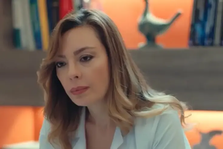 Tatil dönüşü imajını değiştiren Özge Özder, uzun saçlarını kestirerek tamamen