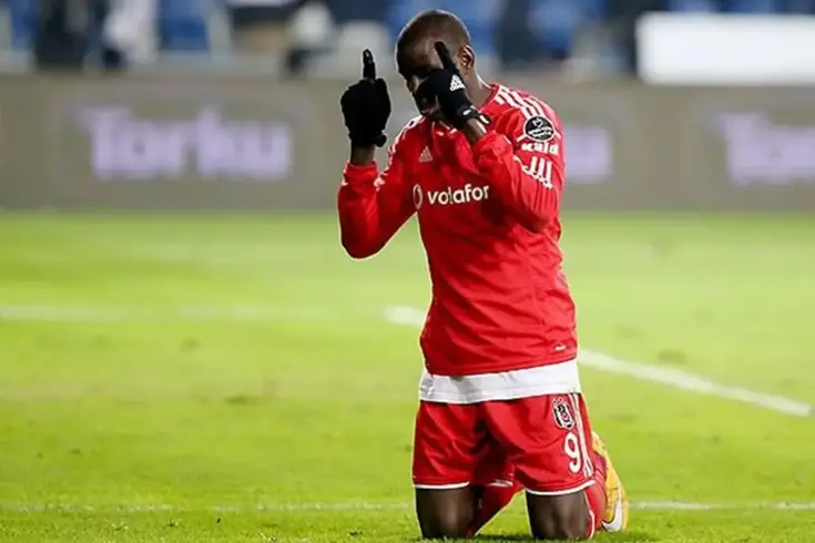 Beşiktaş'ın unutulmaz futbolcularından Pascal Nouma, sevgilisiyle Cihangir'de görüntülendi. Gece hayatını