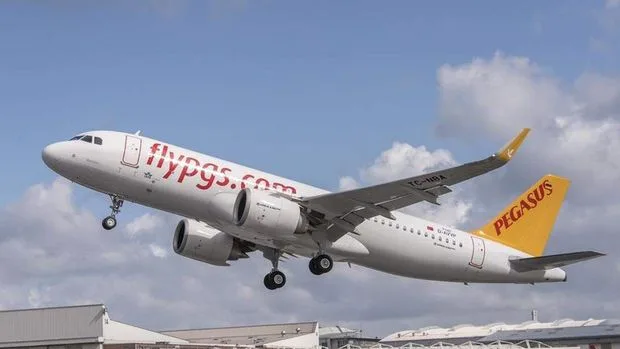 Pegasus Havayolları, Airbus A321neo tipi yeni uçağını teslim alırken, İran'da