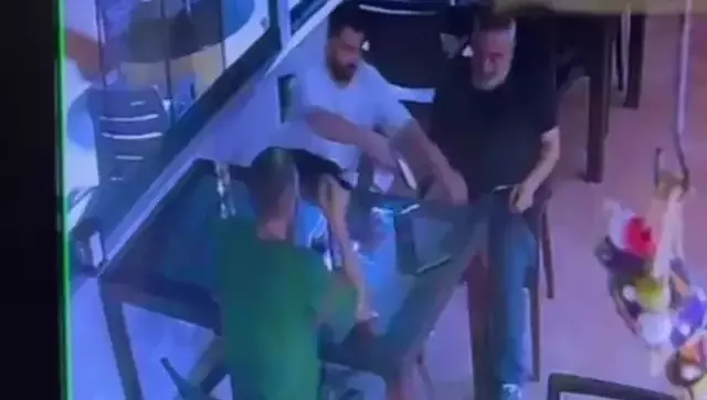 Beraber oturduğu polis memurunu vurdu, hiçbir şey olmamış gibi içeceğin içti