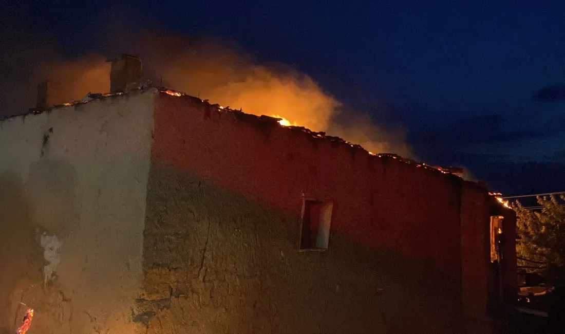 Yozgat merkeze bağlı Sağlık köyünde yıldırım düşmesi sonucu çıktığı tahmin