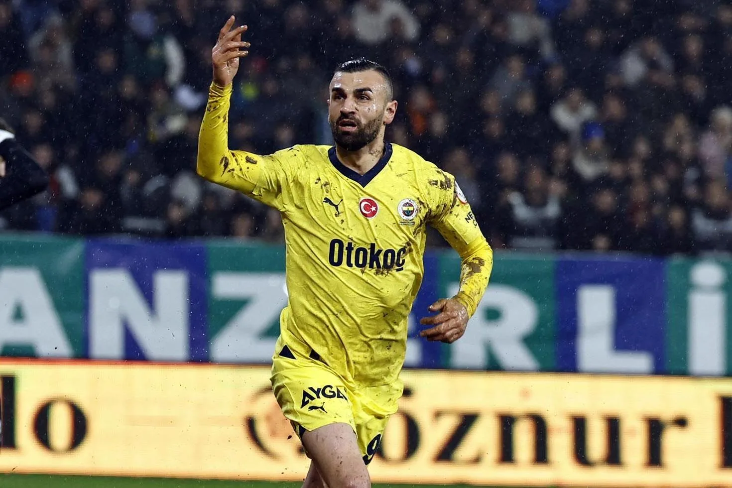 Persepolis'te forma giyen milli futbolcu Serdar Dursun'un Türkiye'ye döneceği ve