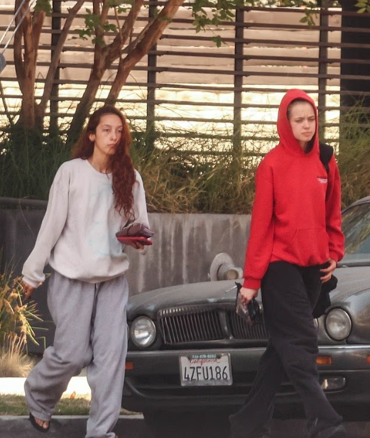 Angelina Jolie kızı Shiloh, arabada kız arkadaşı ile öpüşürken görüntülendi