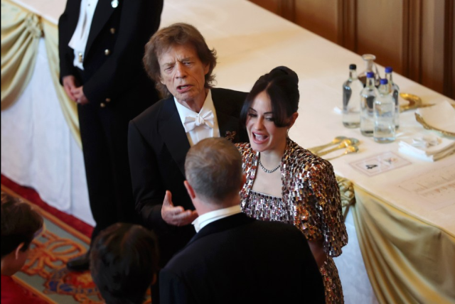 Resmi protokolde incelik mi, fazla samimiyet mi? Macron ve Kate'in tartışmalı anı