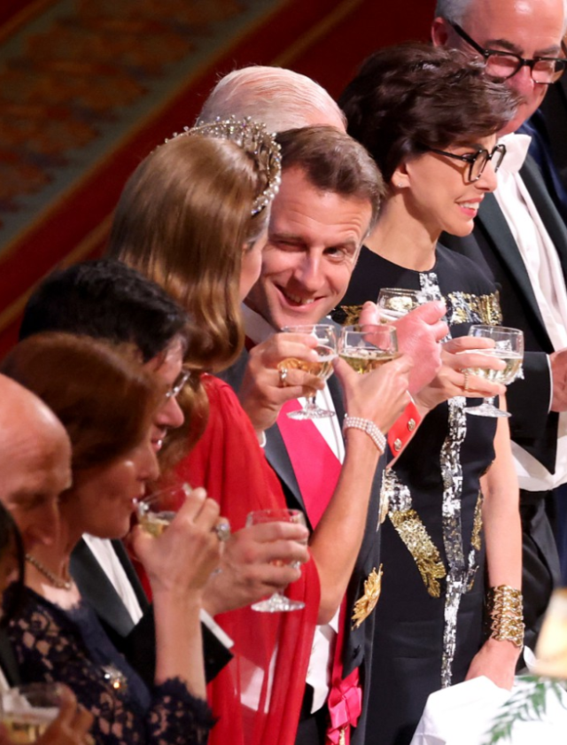 Resmi protokolde incelik mi, fazla samimiyet mi? Macron ve Kate'in tartışmalı anı