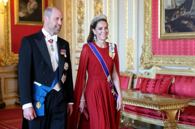 Resmi protokolde incelik mi, fazla samimiyet mi? Macron ve Kate'in tartışmalı anı