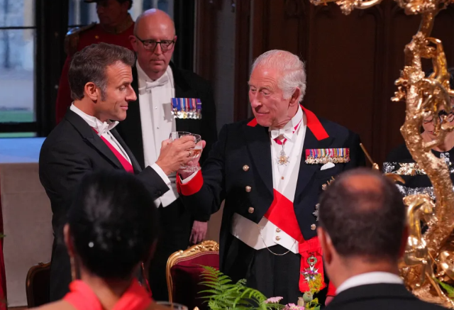 Resmi protokolde incelik mi, fazla samimiyet mi? Macron ve Kate'in tartışmalı anı