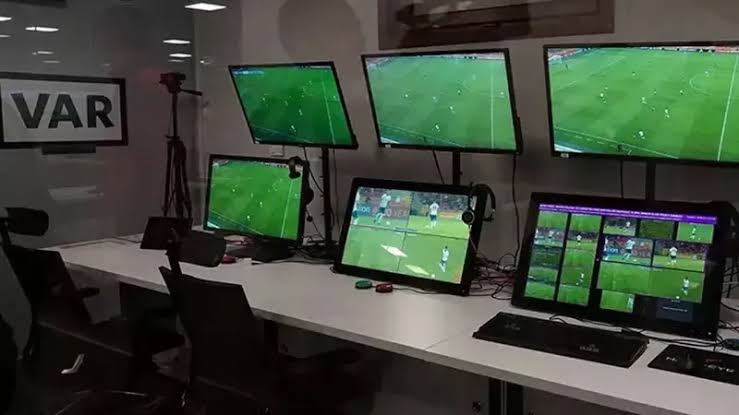 TFF’nin ‘Yabancı VAR Hakemi’ Kararı ve Gelecek Sezon Türkiye Futbol Federasyonu (TFF), gelecek sezon için merak uyandıran 'yabancı