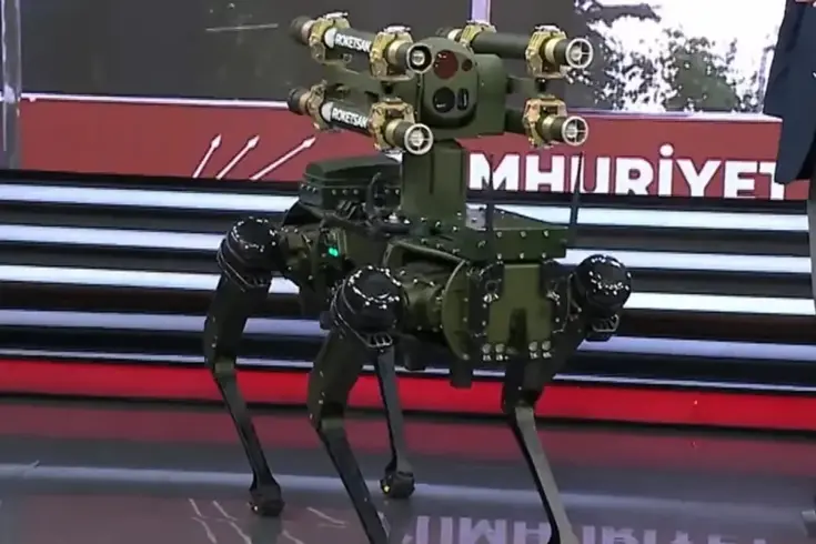 Roketsan şirketi tarafından üretilen Türkiye'nin ilk füze kullanan robot köpeği