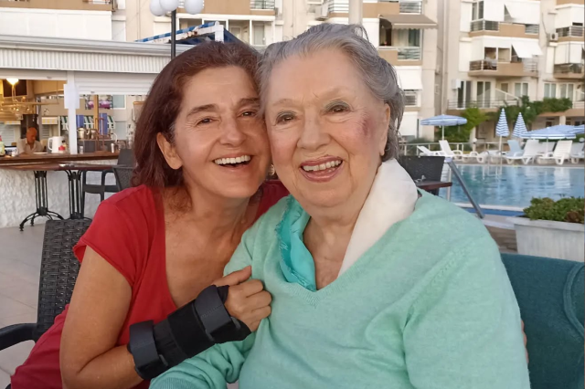 'Para Para Para' şarkısı ile tanınan Rüçhan Çamay hayata gözlerini yumdu