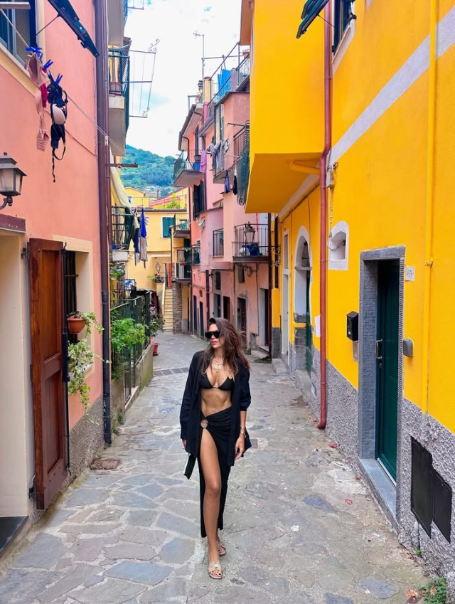 Tuvana Türkay'dan İtalya sokaklarında cesur kombin