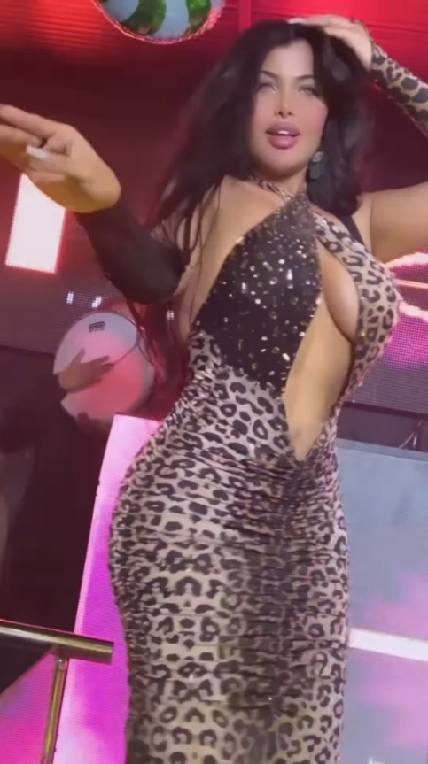 Fenomen dansçı, mahrem yerlerini gösterme suçundan tutuklandı