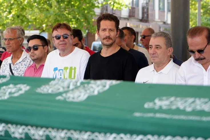 Ünlü oyuncu Uraz Kaygılaroğlu doğum gününde aldığı acı haberle sarsıldı.