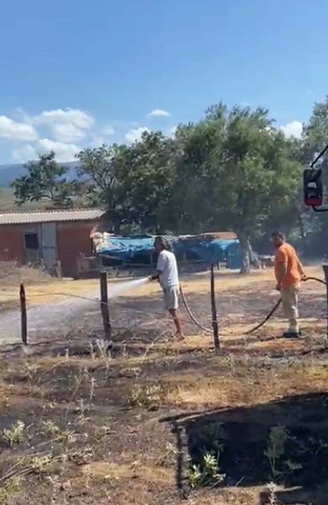 Oyuncu Kenan Çoban, Çanakkale'de çıkan yangına müdahale etti