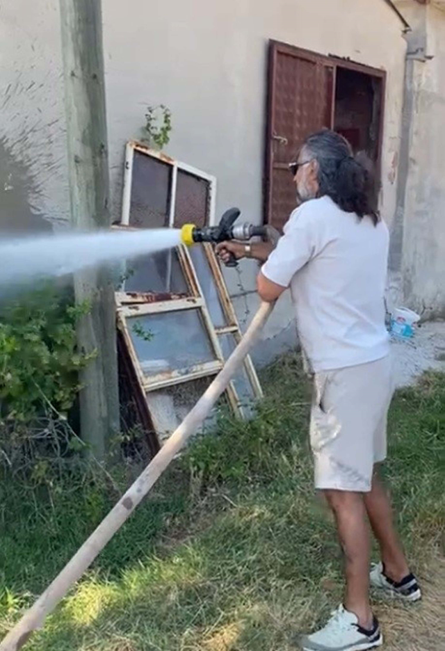 Oyuncu Kenan Çoban, Çanakkale'de çıkan yangına müdahale etti