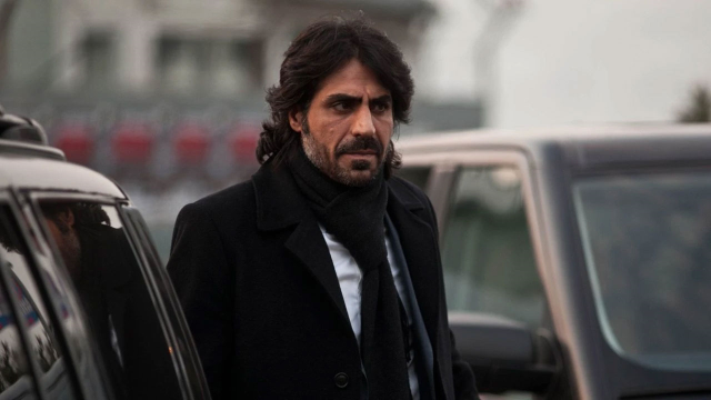 Oyuncu Kenan Çoban, Çanakkale'de çıkan yangına müdahale etti