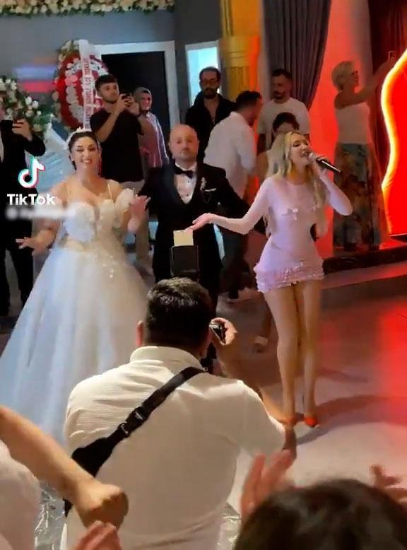 Dünyaca ünlü şarkıcı Otilia, Giresun'daki bir düğünde sahne aldı