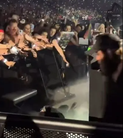 Ünlü şarkıcı sahnede yaşadığı kazayla yürekleri ağızlara getirdi