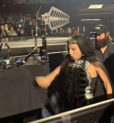 Ünlü şarkıcı sahnede yaşadığı kazayla yürekleri ağızlara getirdi