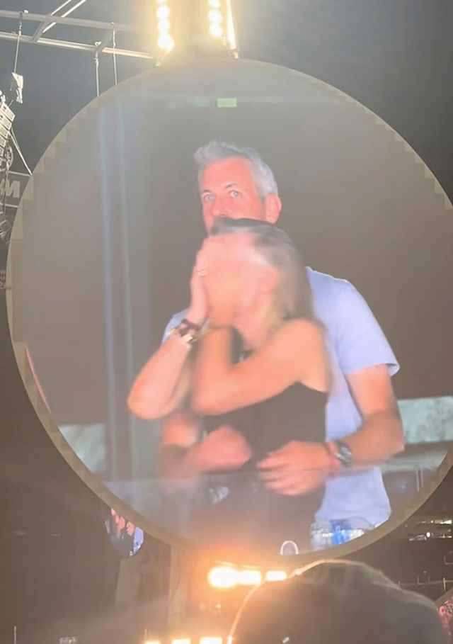 Dev şirketin CEO'su konserde eşini aldatırken kameralara yakalandı