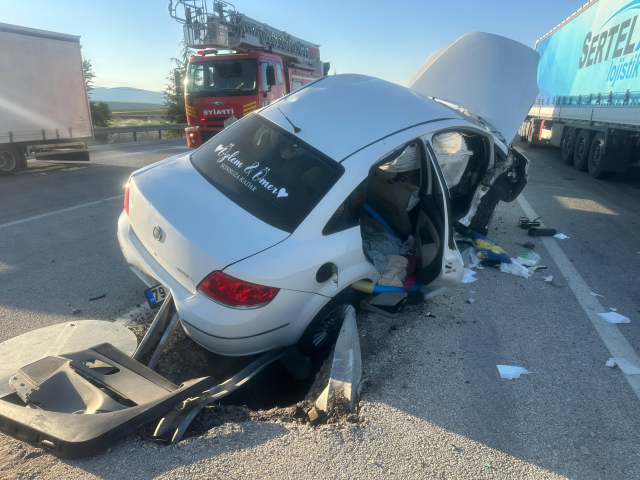 Traktöre çarpan otomobilde üsteğmen hayatını kaybetti, eşi ağır yaralı