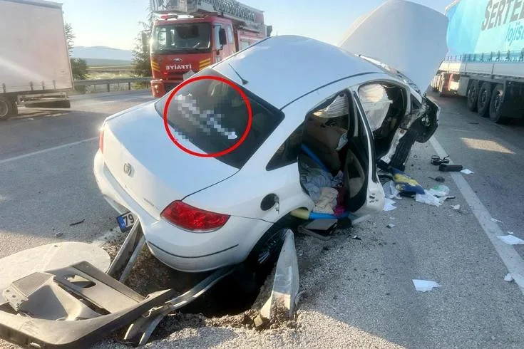 Afyonkarahisar'da traktöre çarpan araçta bulunan üsteğmen hayatını kaybetti ve eşi