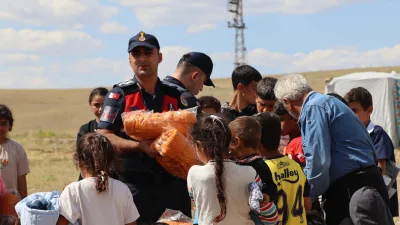 Yozgat İl Jandarma Komutanlığı, Yerköy’de mevsimlik tarım işçisi ailelerin çocuklarına