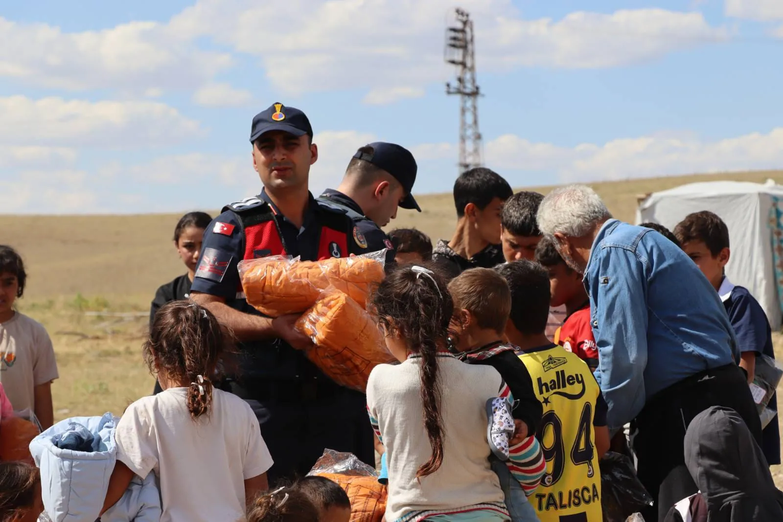 Yozgat İl Jandarma Komutanlığı, Yerköy’de mevsimlik tarım işçisi ailelerin çocuklarına