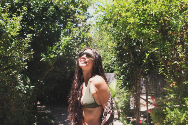 Demet Özdemir havuzda güneş banyosu yaptı