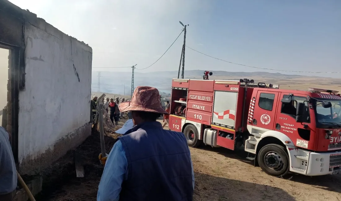 Yozgat Esenli Köyü'nde çıkan mandıra yangını, itfaiye ekiplerinin hızlı müdahalesiyle