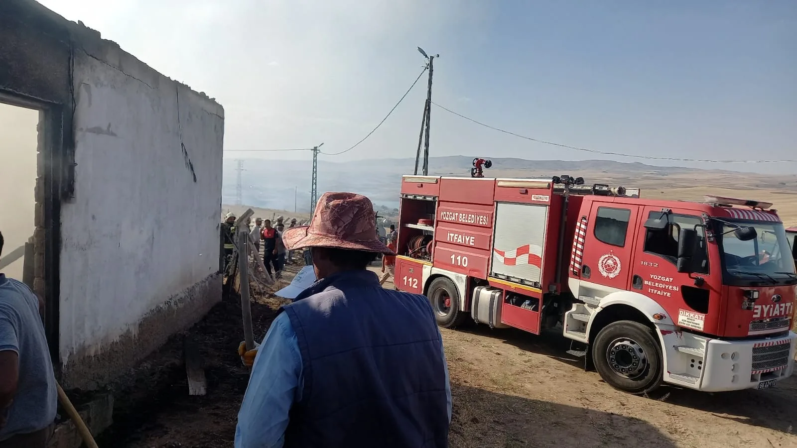 Yozgat Esenli Köyü'nde çıkan mandıra yangını, itfaiye ekiplerinin hızlı müdahalesiyle