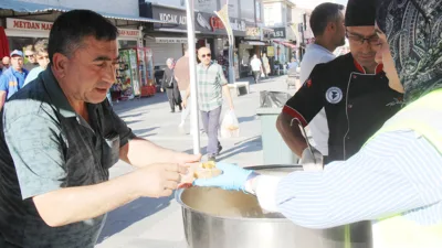 Yozgat Belediyesi, Muharrem ayı dolayısıyla vatandaşlara aşure ikramında bulundu. Etkinliğe