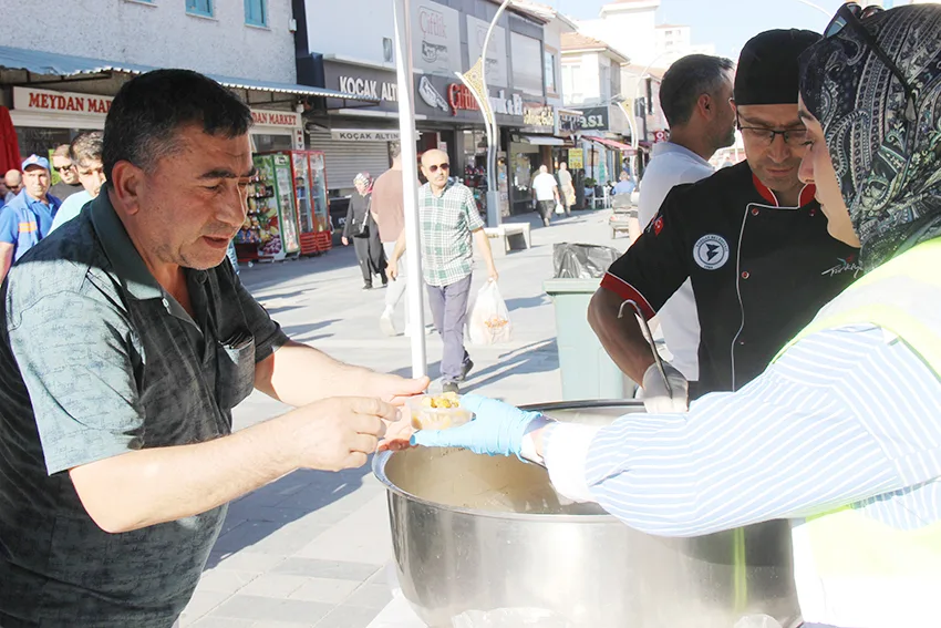 Yozgat Belediyesi, Muharrem ayı dolayısıyla vatandaşlara aşure ikramında bulundu. Etkinliğe