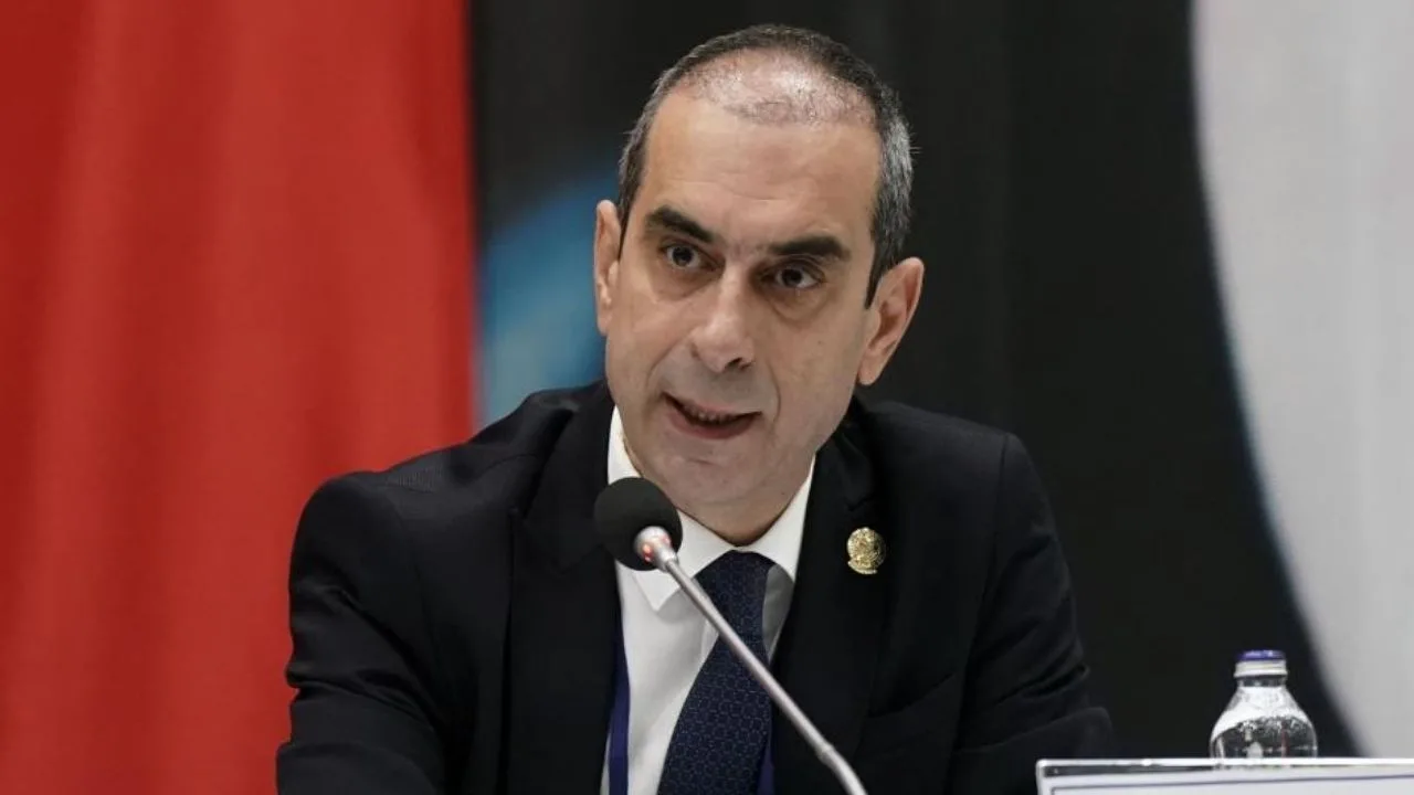 Fenerbahçe Yüksek Divan Kurulu Başkanı M. Şekip Mosturoğlu, Ali Koç'un