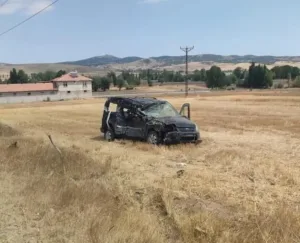 Yozgat’ın Sorgun ilçesinde hafif ticari aracın park halindeki iş makinesine