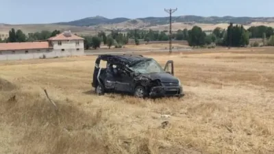 Yozgat’ın Sorgun ilçesinde hafif ticari aracın park halindeki iş makinesine