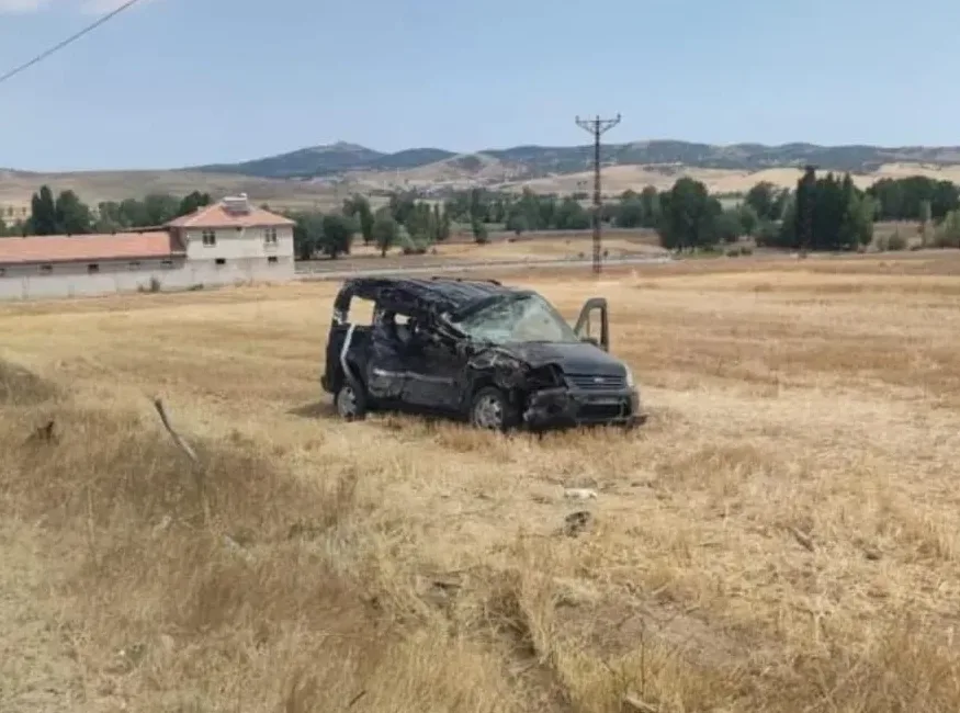 Park Halindeki İş Makinesine Çarpan Araçta 1 Kişi Öldü Yozgat’ın Sorgun ilçesinde hafif ticari aracın park halindeki iş makinesine