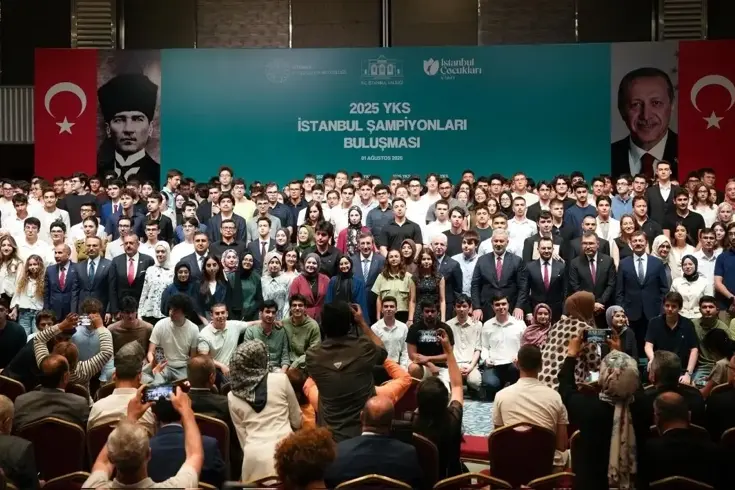 İstanbul Valiliği'nin organize ettiği "2025 YKS Şampiyonları Buluşması" programında, İstanbul'daki