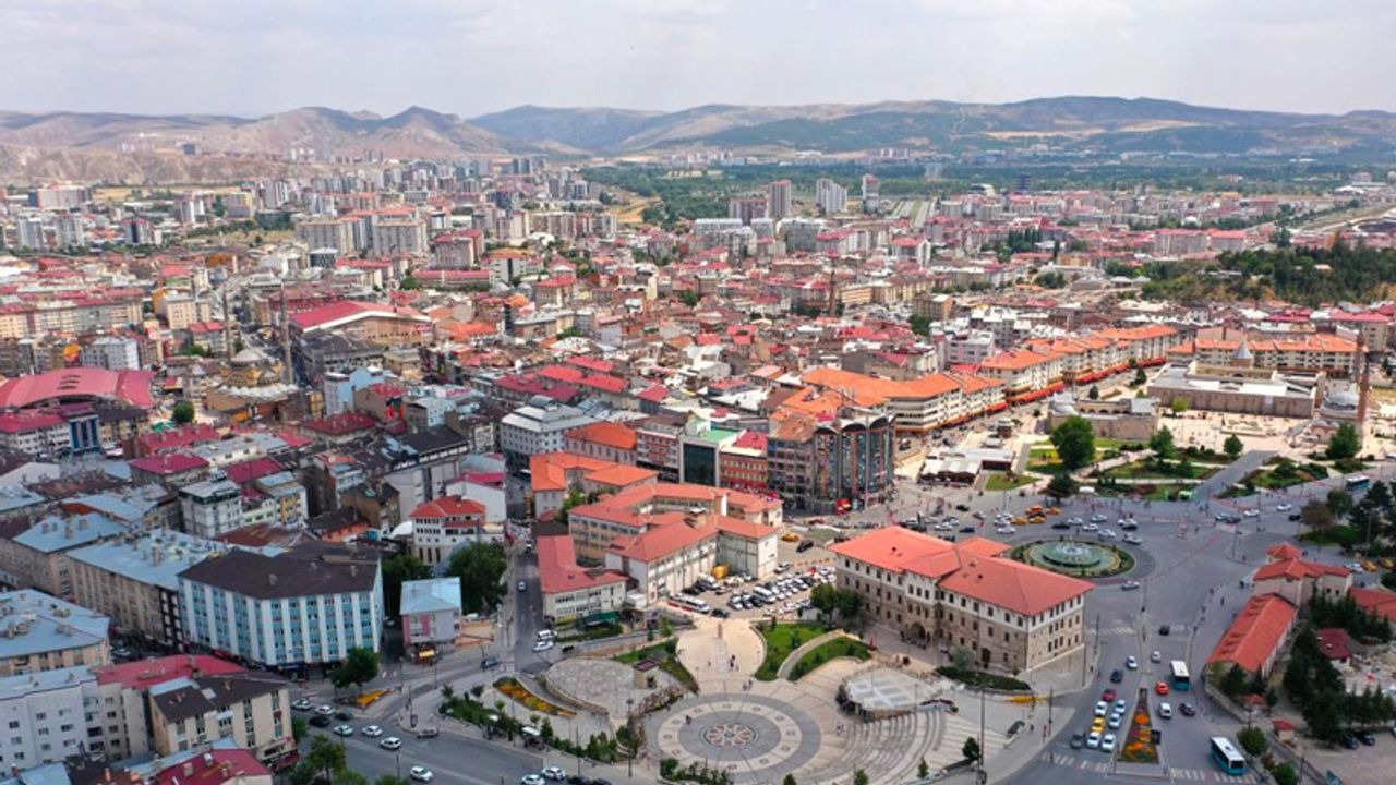 Dünya genelinde Sivaslılar, 5 Ağustos'ta kendi günlerini coşkuyla kutluyor. Sivaslı