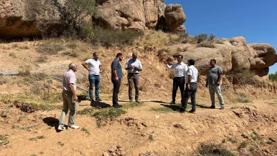 Çiçekdağı Kaymakamı Murat Görmüş, beraberindeki heyetle birlikte Akbıyıklı Köyü’nde incelemelerde