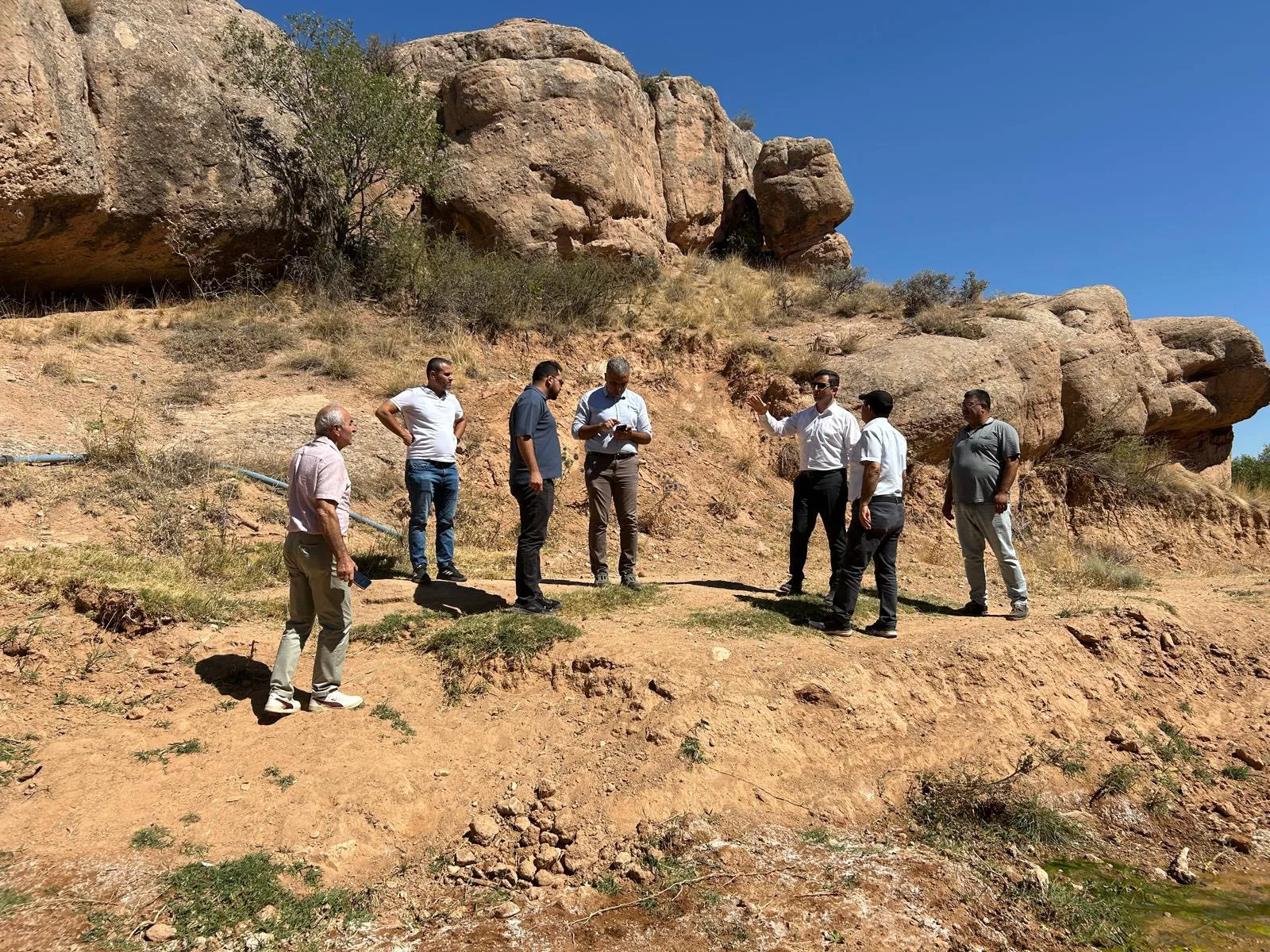 Çiçekdağı Kaymakamı Murat Görmüş, beraberindeki heyetle birlikte Akbıyıklı Köyü’nde incelemelerde