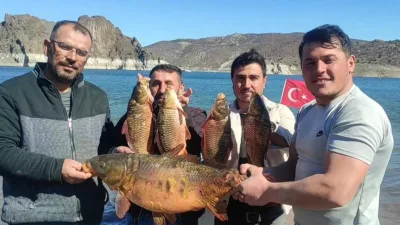 Yozgat’ın Çekerek ilçesinde balıkçıların ağına 14 kilo ağırlığında dev bir