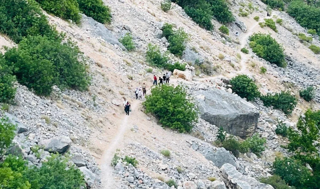  Yozgat’ta Kazankaya Kanyonu’nda gerçekleştirilen çevre temizliği etkinliğinde, Türk ve