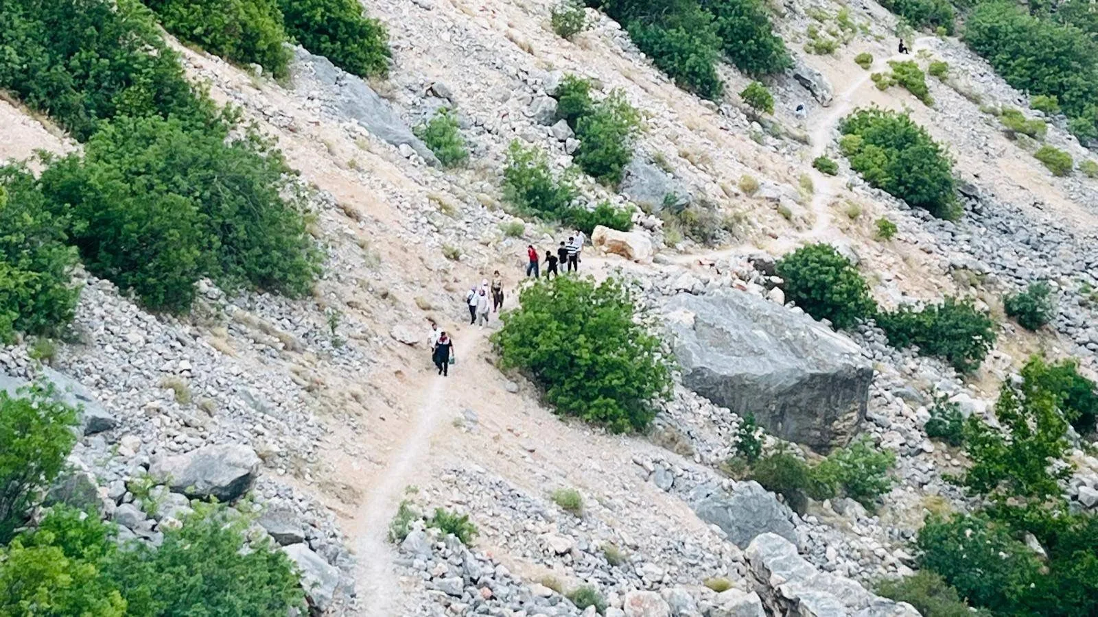  Yozgat’ta Kazankaya Kanyonu’nda gerçekleştirilen çevre temizliği etkinliğinde, Türk ve