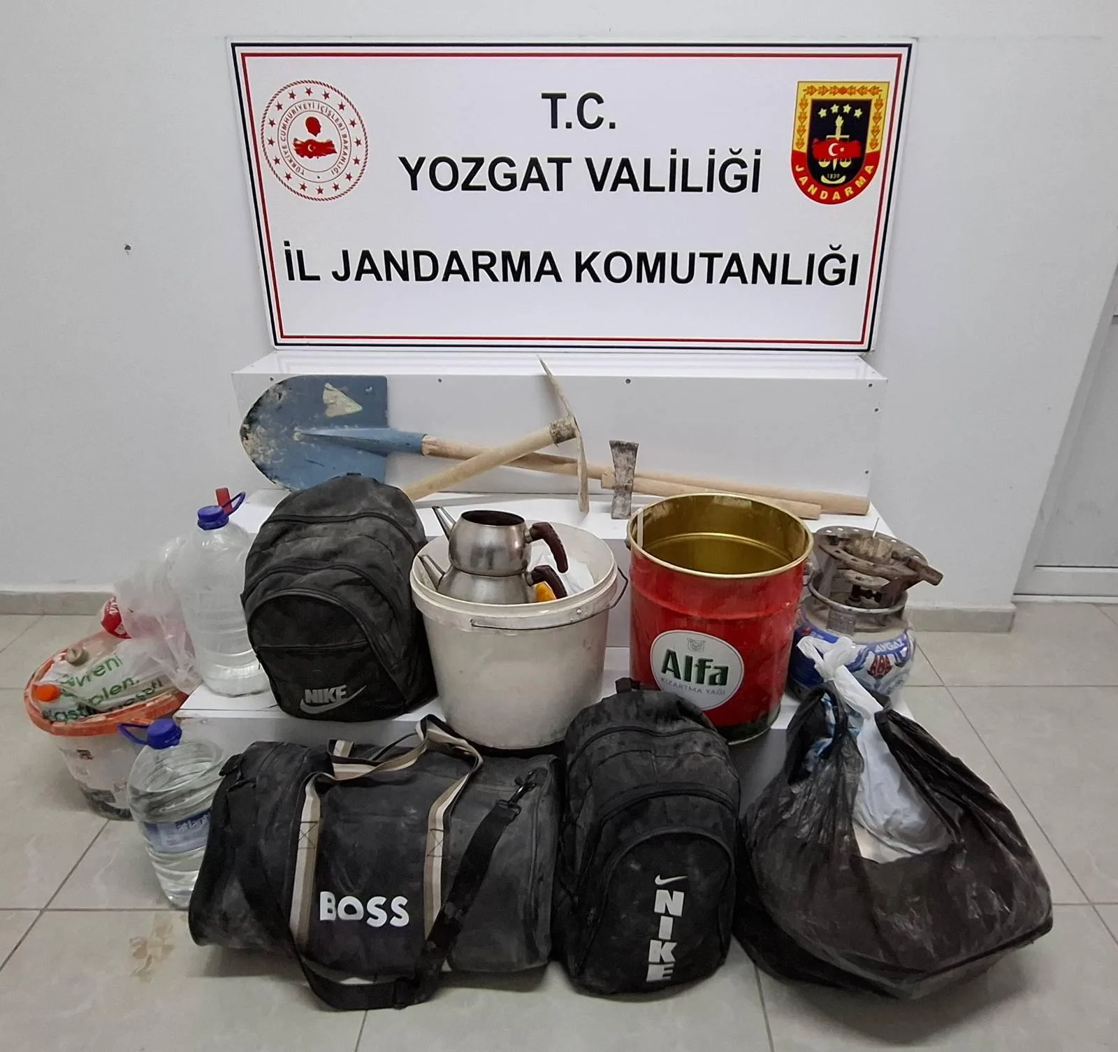  Yozgat’ın Boğazlıyan ilçesinde kaçak kazı yapan dört şüpheli, jandarma